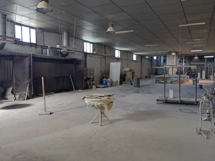 NAVE INDUSTRIAL CON VIVIENDA ALEDAÑA Y TERRENOS EN LUCENA.